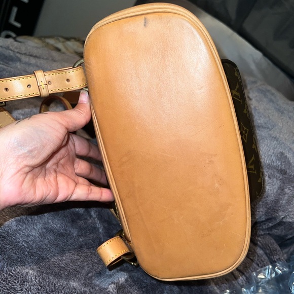 Louis Vuitton Montsouris MM - Picture 7 of 14